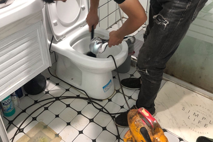 雨城疏通下水道