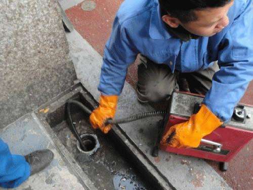 雨城疏通下水道