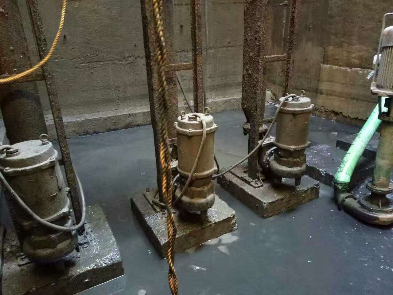 雨城污水池清理