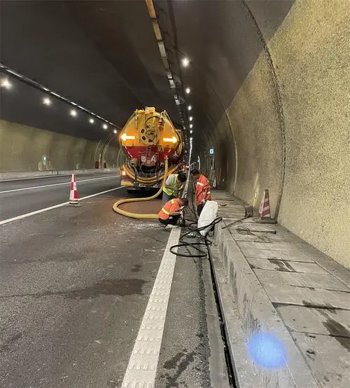 雨城隧道排水渠清淤